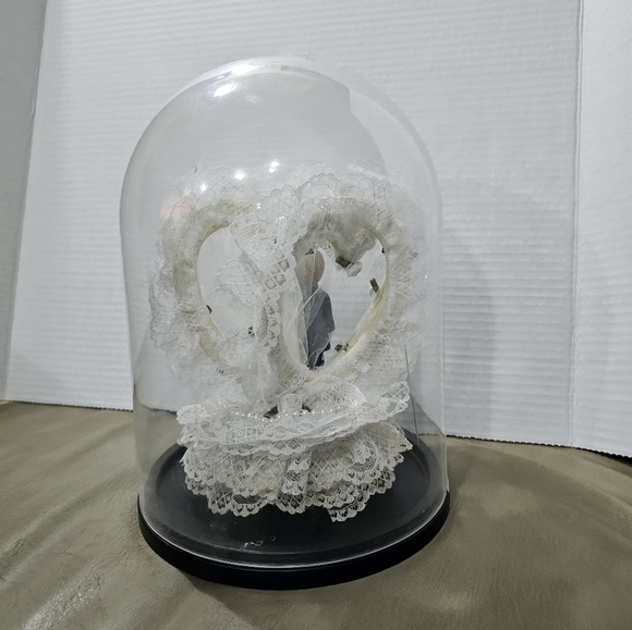 Beautiful Bride & Groom wedding topper with storage case. - Picture 2 of 3